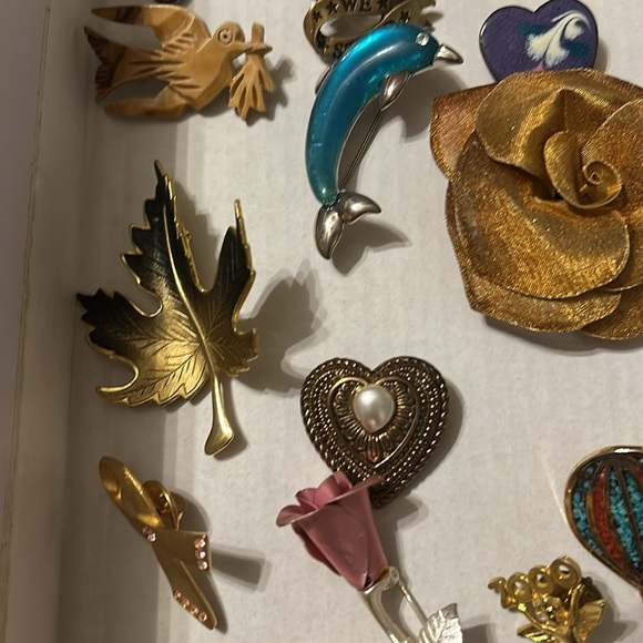 Assorted Brooch Set - Picture 4 of 9